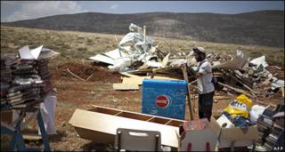 Colonos entre estructuras destruídas en Maoz Ester