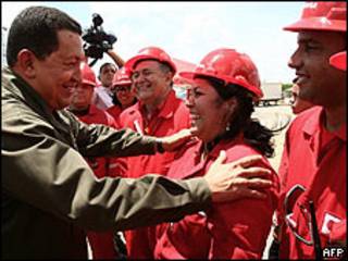 Hugo Chavez, junto a trabajadores de Pedevesa, el 21 de mayo de 2009.