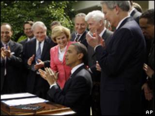 O presidente dos Estados Unidos, Barack Obama, durante cerimônia de assinatura da lei, nos jardins da Casa Branca (AP, 22/5)