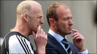 Alan Shearer (bên phải)
