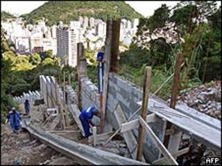 Muro em construção no morro Dona Marta
