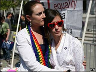 Pareja decepcionada por la decisión de la Corte Suprema de California sobre los matrimonios gay