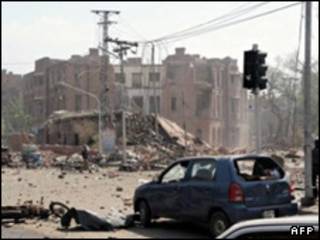ماموران امداد در محل انفجار