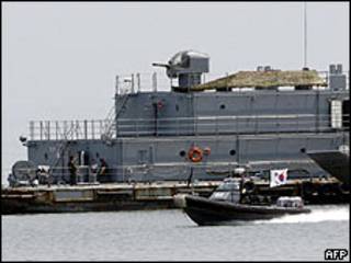 Navio e barcos de guerra sul-coreanos deixam base na ilha de Yeonpyeong