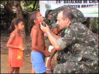 crianças em Santa Rosa são examinadas pelo major Endrigo. Foto: Alessandra Corrêa
