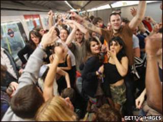 Jóvenes de fiesta en el metro de Londres