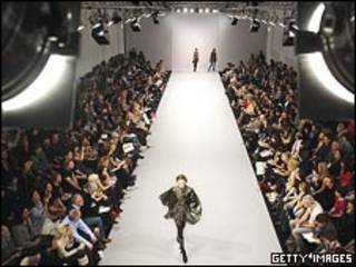 modelo desfilando en pasarela