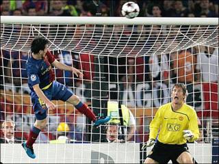 Messi cabecea frente al arco de van der Sar