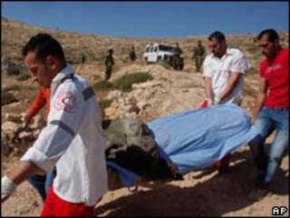 Médicos palestinos carregam o corpo de Abdul Majid Dudeen, perto de Hebron (AP, 28/5)
