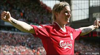 Tiền đạo Fernando Torres vừa ký hợp đồng mở rộng thêm hai năm với Liverpool