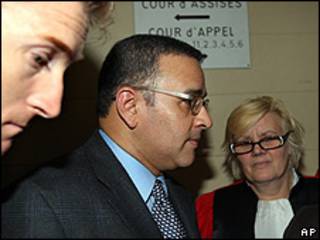 Mauricio Funes, presidente electo de El Salvador, al retirarse de la audiencia judicial