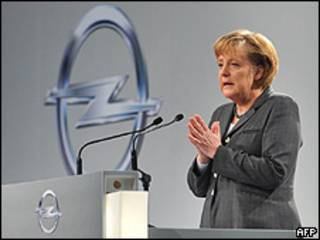 La canciller alemana, Angela Merkel, hablando en una planta de Opel, marzo 2009