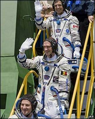 Roman Romanenko, Frank De Winne y Robert Thirsk, tripulantes de la Estación Espacial Internacional.