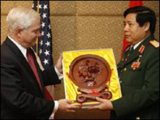 Tướng Thanh tặng quà lưu niệm cho Bộ trưởng Quốc phòng Mỹ Robert Gates tại Đối thoại Shangri-La, tháng 05/2009