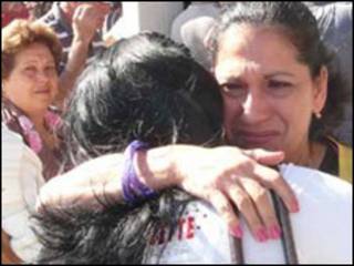 Reencuentro de cubanos en el aeropuerto de La Habana
