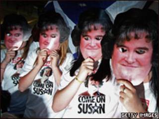 Fãs com máscaras de Susan Boyle