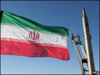 Bandera iraní ondea antes de la prueba de un misil
