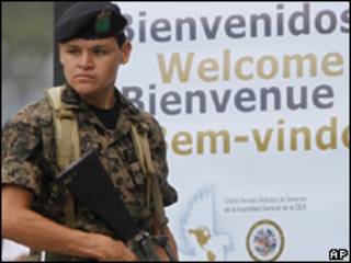 Soldado hace guardia en el centro de convenciones donde se efectuará la asamblea