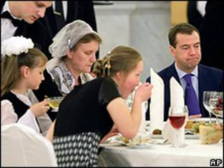 Una de las familias rusas premiadas por el gobierno por su contribución a elevar la natalidad.