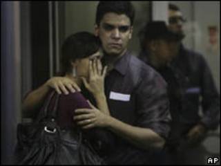 Parentes dos passageiros do Airbus no Aeroporto Internacional Tom Jobim, no Rio de Janeiro (AP)