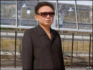 Foto do líder norte-coreano, Kim Jong-il, divulgada em 27 de abril pela agência estatal da Coreia do Norte (AFP/KCNA)