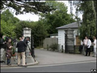 Jornalistas em frente à clinica The Priory