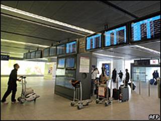 Passageiros no aeroporto Charles de Gaulle, de Paris