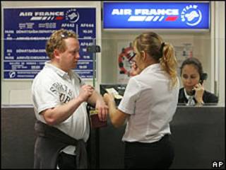 Passageiro conversa com funcionária da Air France no aeroporto Tom Jobim, Rio de Janeiro