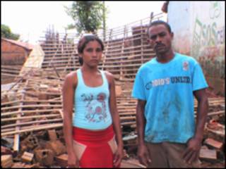 Tatiana Carvalho da Silva e o marido, Edmilton Queiroz da Silva, diante dos escombros de sua casa (foto: Alessandra Corrêa)