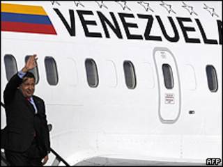 Hugo Chávez desciende de su avión presidencial a la llegada a Quito, en mayo de 2009.