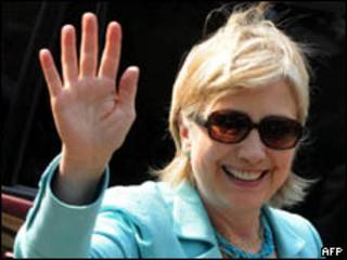 A secretária de Estado americana, Hillary Clinton, acena durante intervalo da Assembleia Geral da OEA, em Honduras (AFP, 2/6)