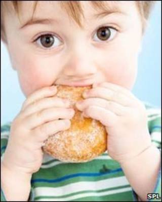 Niño comiendo una rosca