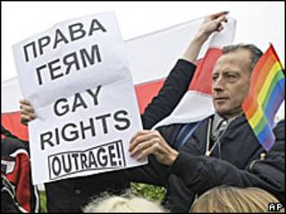 Активист гей-движения с плакатом