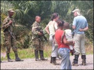 Miembros de una comunidad afrocolombiana y soldados