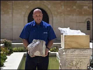 Haim Shchupak, inspector de la Autoridad de Antigüedades de Israel, sujetando la piedra recuperada