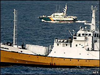 Buque de Odyssey seguido por una buque de la Guardia Civil española