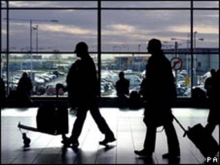 Turistas en un aeropuerto.