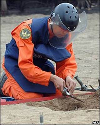 Soldado en operación de desminado en Taiwán (foto de archivo)
