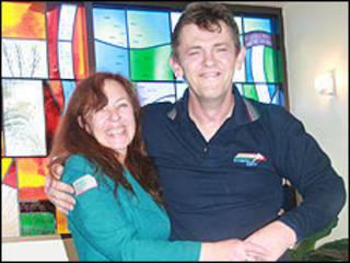 Russell McPhee ao lado da companheira Kerry Crossley