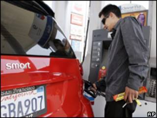 Un hombre llena el tanque de su carro en EE.UU.