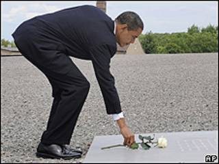 Barack Obama deposita una rosa en el campo de concentración de Buchenwald