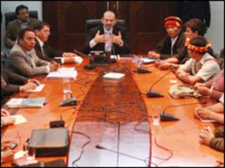Mesa de diálogo entre el gobierno peruano y los indígenas (foto cortesía Agencia Andina).