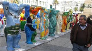 Muestra plástica itinerante de osos.