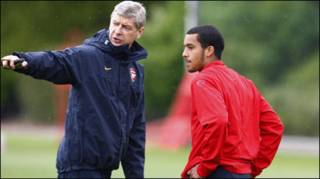 Theo Walcott (phải) và bầu Arsenal, Wenger trên sân tập hôm 04/5/09 (PA)
