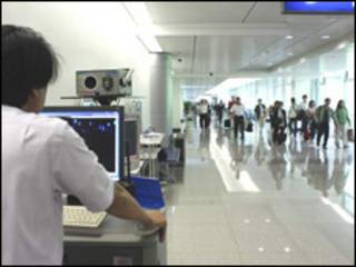 Máy đo thân nhiệt tại sân bay