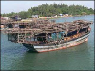 Tàu câu mực của Việt Nam ở miền Trung, ảnh Trà Giang, VietnamNet