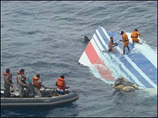 Foto divulgada nesta segunda-feira mostra destroços de avião sendo recolhidos (Foto: Marinha do Brasil)
