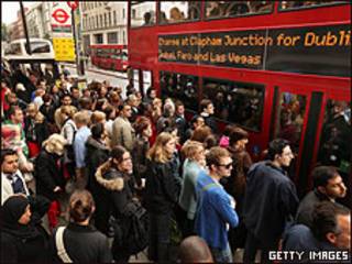 Ponto de ônibus em Londres