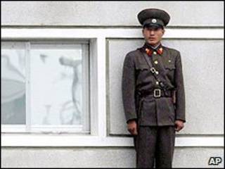 Soldado norte-coreano em Panmunjom, na fronteira com a Coreia do Sul