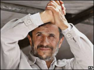 O presidente do Irã, Mahmoud Ahmadinejad, durante comício de encerramento de campanha nesta quarta-feira (AP)